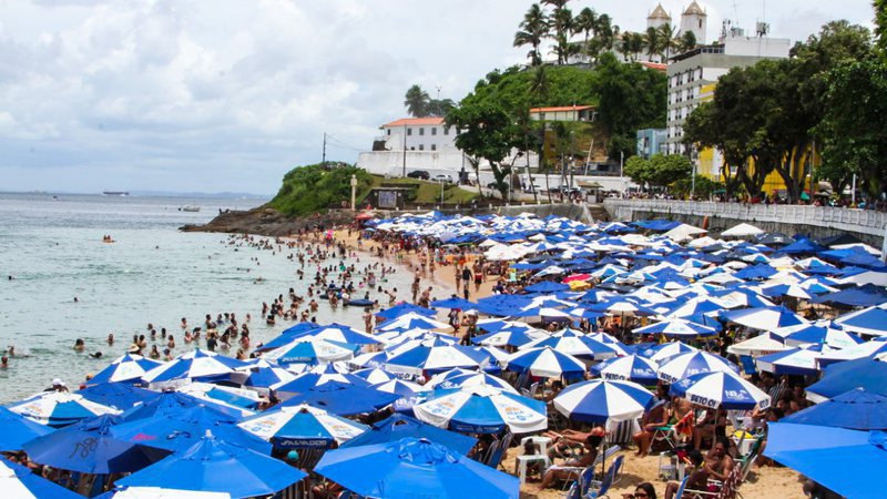 Turista de Aracaju critica praia do Porto da Barra e viraliza nas redes: "É um trepado em cima do outro"